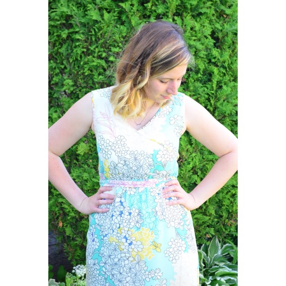 Floral Maxi Dress in Pastel Colors - Picture 3 of 7